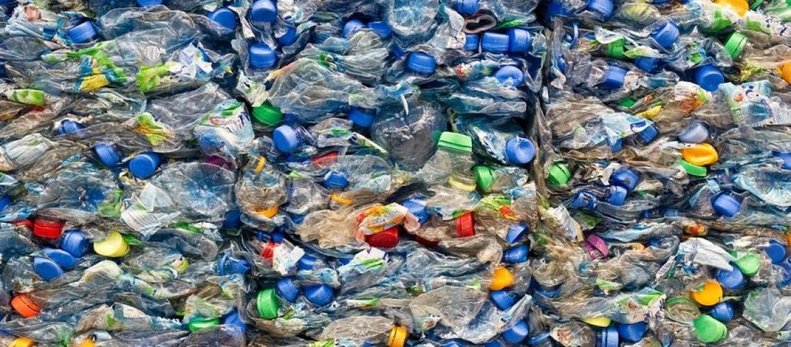 Kertakäyttöiset muovipullot